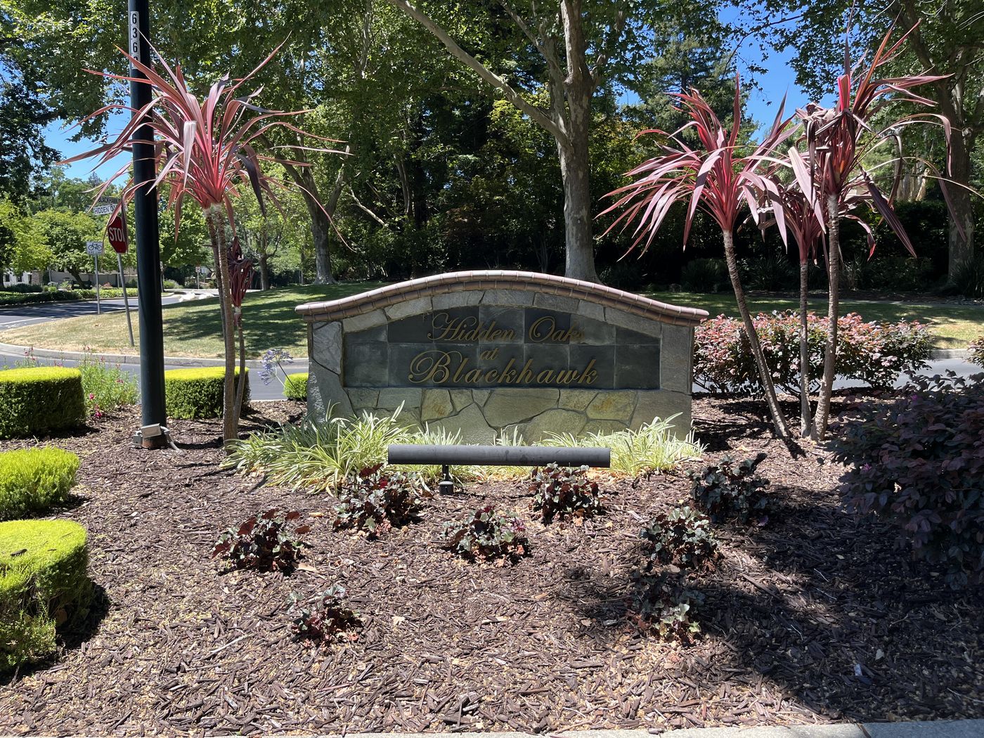 The Hidden Oaks at Blackhawk entrance monument sign.